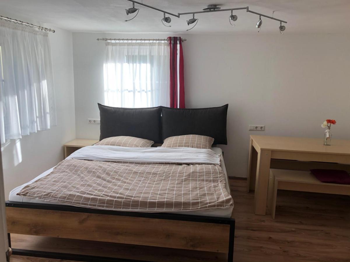 Guest Appartements Mit 2 Getrennten Schlafzimmern Fuer 4 Personen 24H Check In Aalen Esterno foto